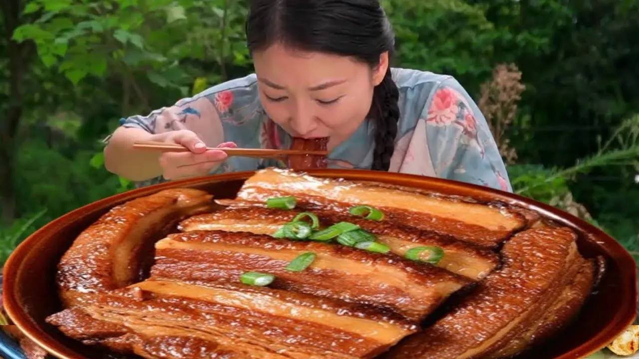 小雨又被把子肉香迷糊了，大口吃肉太過癮了，肥而不膩滿口爆汁！【市民朱小雨】