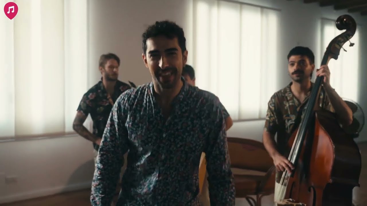 Roaming Band in Milan, Italy - The Showmen