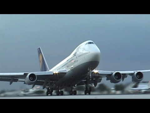 Extreme Close Up Lufthansa 747-200 (1997)