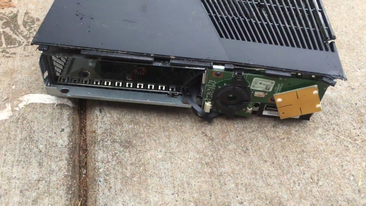 Smashing my Xbox360 - YouTube