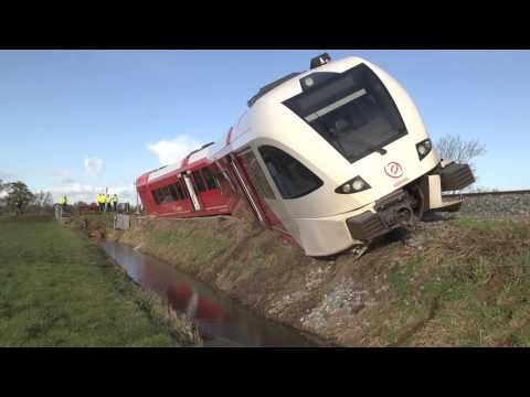 Winsum -  Trein ontspoort na aanrijding met vrachtwagen, 18 gewonden