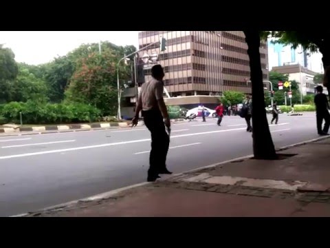 MENCEKAM! Bom Meledak dan Tembak Menembak (Bomb Blasts and Gunfire) di Thamrin Jakarta