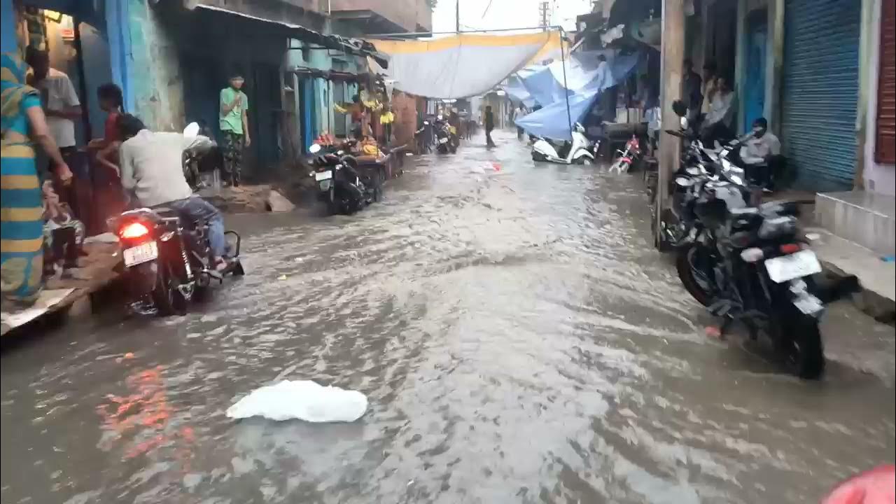 bhari-barish-ke-chalte-bajar-m-bhara-pani