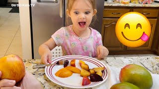 Let’s Try New Foods with GG! Fruit Edition: Red Plum, Nectarine & Mango! 😋