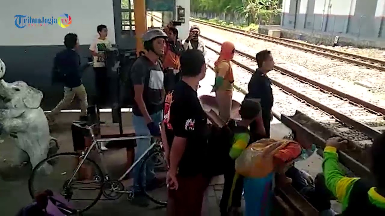 Reaksi Pengguna Sepeda Kayuh di Perlintasan Kereta Api Janti