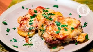 Мясо по французски из говядины (Классика)(Ингредиенты на 3-4 порции Говяжья мякоть — 600 г Картофель — 400 г Сладкий лук — 2 шт. Помидоры — 3-4 шт. Сыр гауда..., 2015-12-11T07:21:18.000Z)