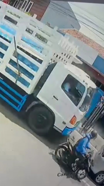 Rem Blong Lagi Truck Pengangkut Air AQUA || Detik Detik Tabrakan Beruntun