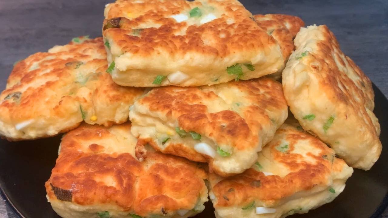 Пышки с зеленым луком и яйцами. Donuts with green onions and eggs.