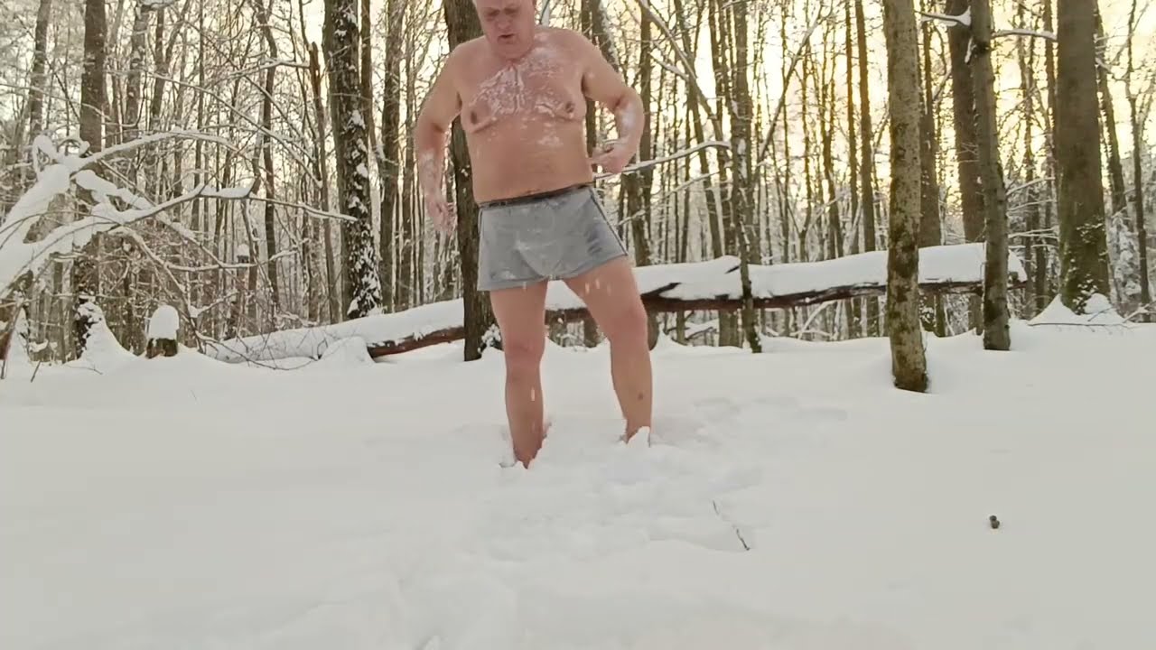 Закаляюсь. Обтирание снегом в -17 градусов. 15 февраля 2026 г. 
