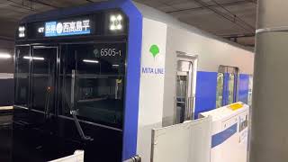 都営6500形6505編成が各駅停車西高島平行きとして日吉駅3番線を発車するシーン（47T）2023.1.4