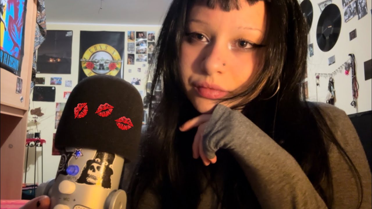 ASMR - mouth sounds & hand movements💋👐🏻