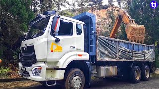 Sumitomo S280 F2 Excavator Loading Mud into Sinotruk Hohan Dump Truck China