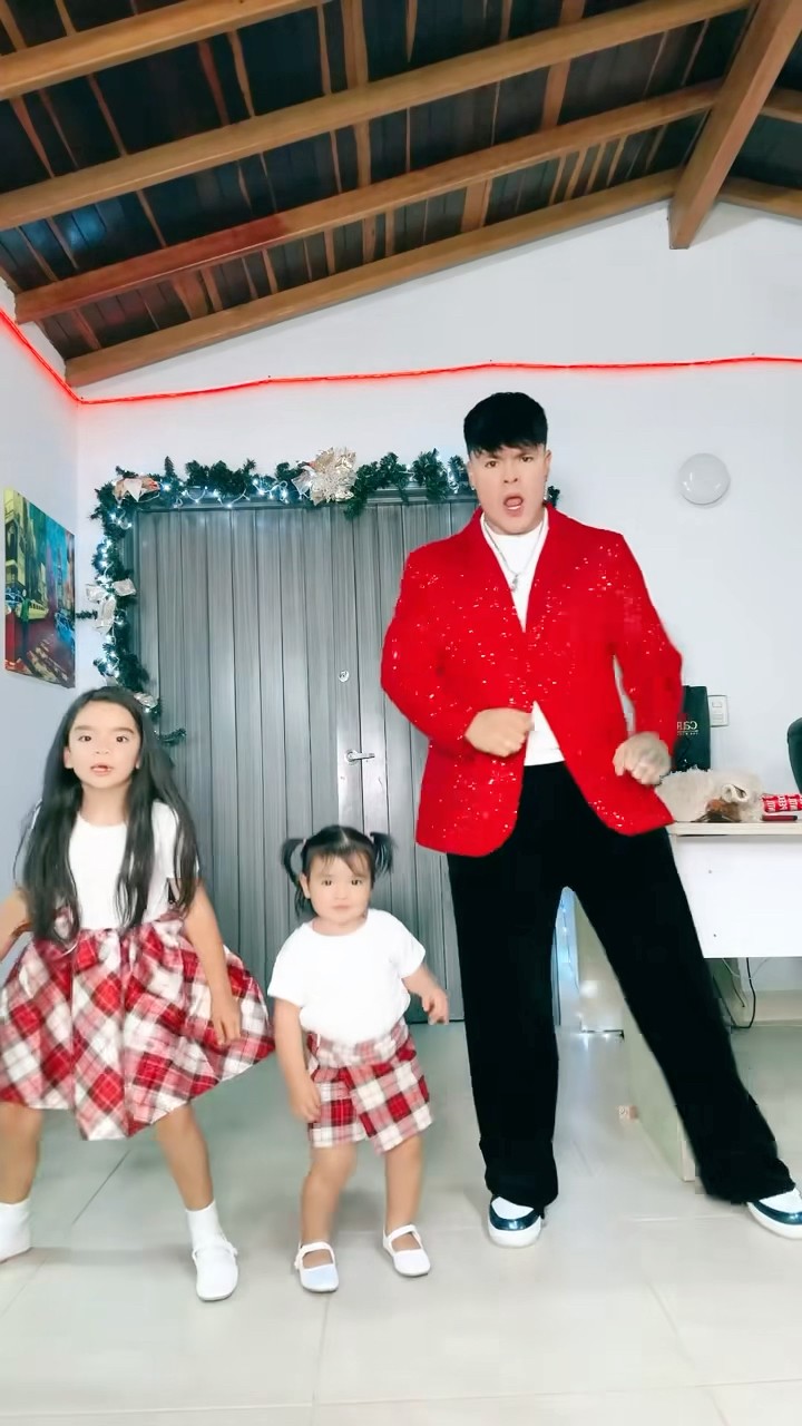 Puse a bailar a mis hijas en NAVIDAD??