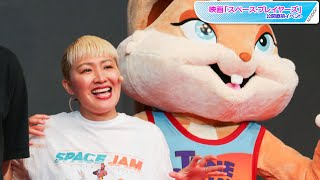 丸山桂里奈、ビッグT×華やかパンツでカジュアルに