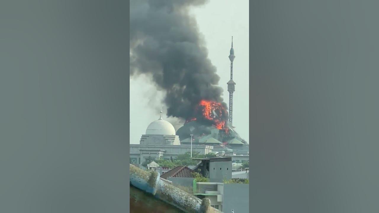 Kubah Masjid Jakarta ISLAMIC CENTER Jakarta Utara terbakar