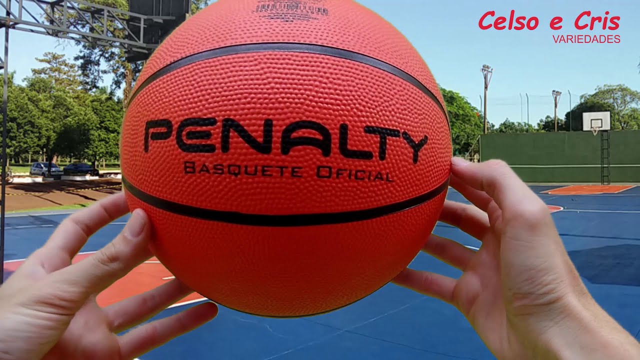 Girando a bola de basquete laranja em um dedo.