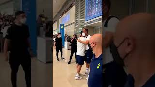 When Son Heung-min greeted his Tottenham teammates at the Seoul airport ❤️🇰🇷
