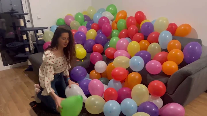 Girl pop Balloons /Fast bursting of balloons in 2 minutes 150 balloons on the first try 🎈🎈