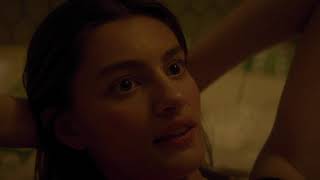 Kaitlyn Dever amy U0026 Diana Silvers hope Lesbian Kiss In Booksmart 2019