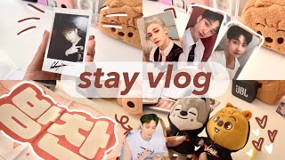 stay vlog // opening kpop photocards, unboxing skz victory pop up store, and broadcast pcs