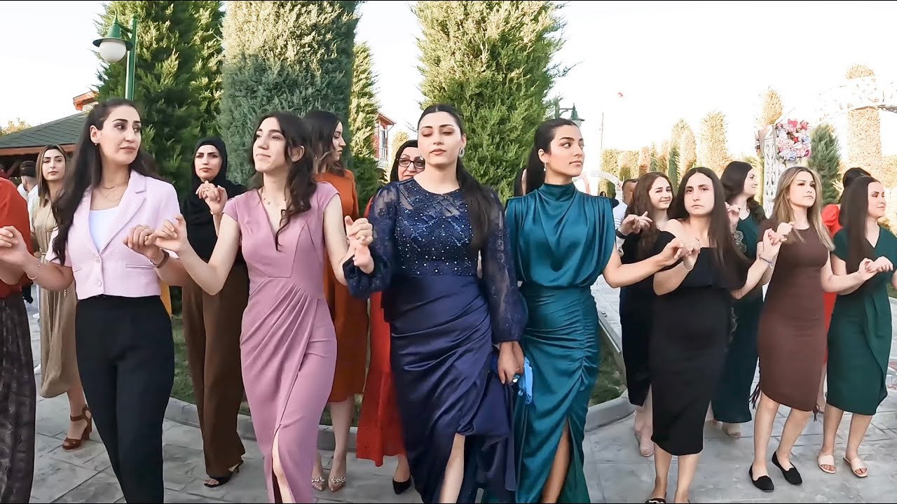 Güzel kızların hepsi bu düğünde… Nesrin BAYRAM
