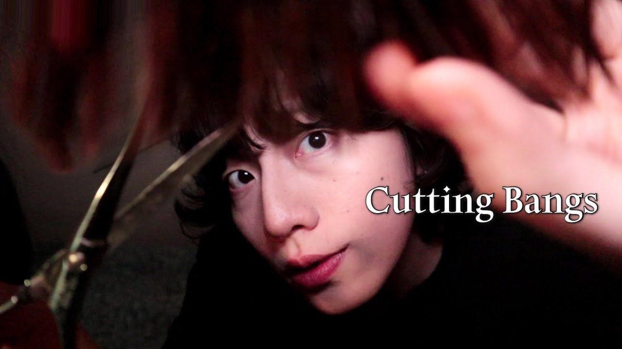 АСМР СТРИЖЕТ ЧЕЛКУ! CUTTING YOUR BANGS!