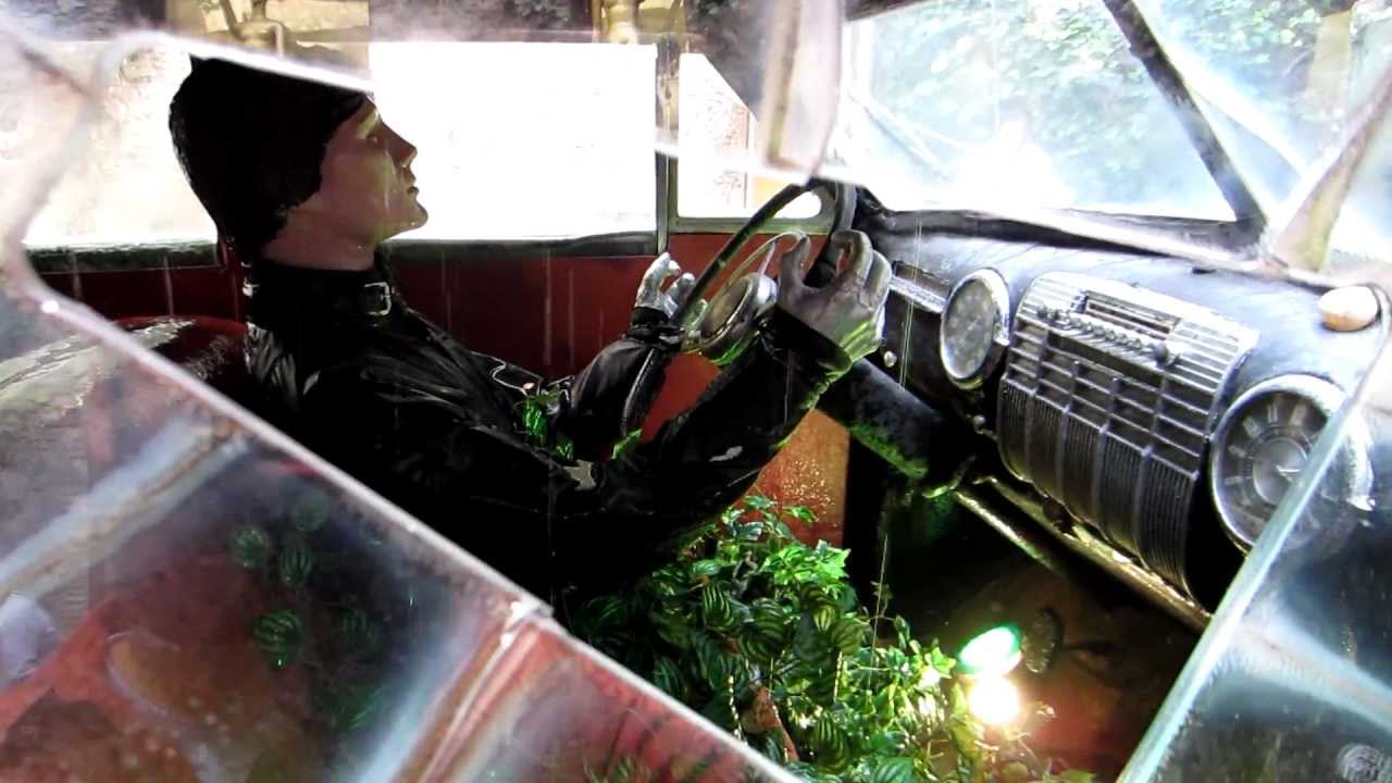 Figueres: Cadillac humit de Dalí