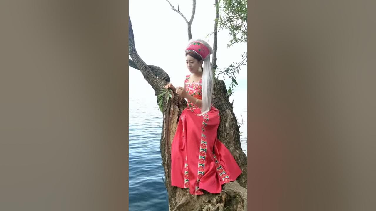 A chinese girl with amazing song in er hai lake.