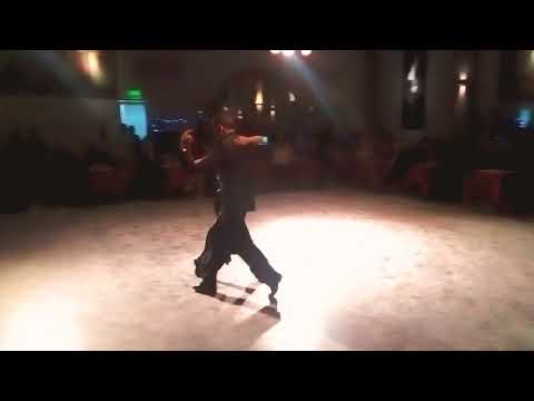 Jésica Gómez y Franco Andrada bailan en la milonga parakultural