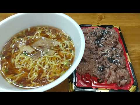 【飯テロ】鶏水系の最高峰！！「トイ・ボックス 醤油ラーメン」と赤飯で美味しくランチ！！【弁当】【カップ麺】