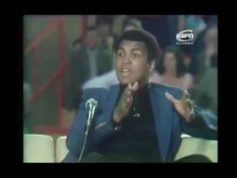 Muhammed Ali'ye boksta olduğu kadar iyi bir Müslüman olup olmadığı soruluyor.