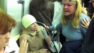 Бабка в метро...Бешенная