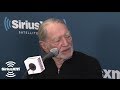 Capture de la vidéo Willie Nelson [Explicit] Jokes With Johnny Knoxville // Siriusxm // Willie's Roadhouse Dec 2012