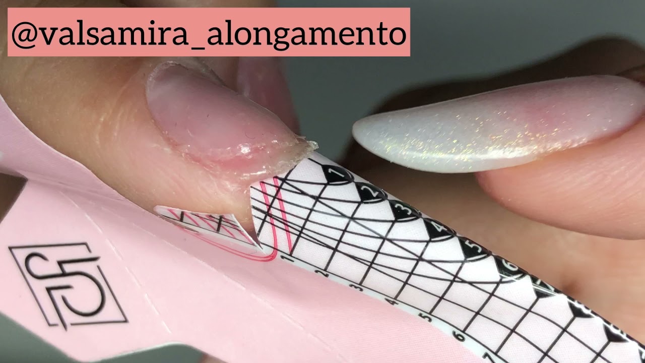 Acrílico em unha roída utilizando molde