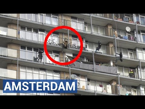 Man klimt als 'Spiderman' over balkons van flat