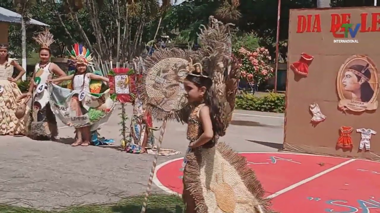 CANDIDATAS A INDIA BONITA EN ESCUELA SAUL BUESO CASTAÑEDA CELEBRANDO EL DIA DE LEMPIRA