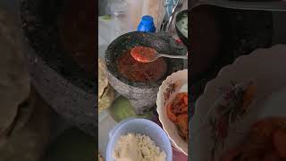 comiendo unos ricos sopes y quesadillas