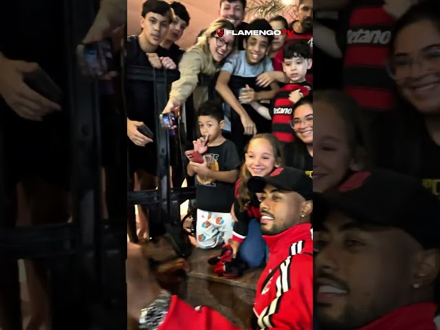 O ídolo @b.henrique e a Nação! Que abração da Nação em Santos ❤️🖤