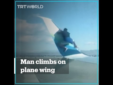 Man-climbs-onto-wing-of-airplane-before-take-off-in-Las-Vegas