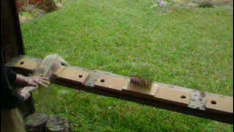 Hackling flax - Vävstuga how-to, vintage mini-movie 2005