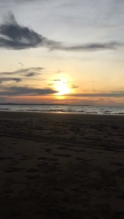 Story wa sunset pantai di sore hari.         Like & komen