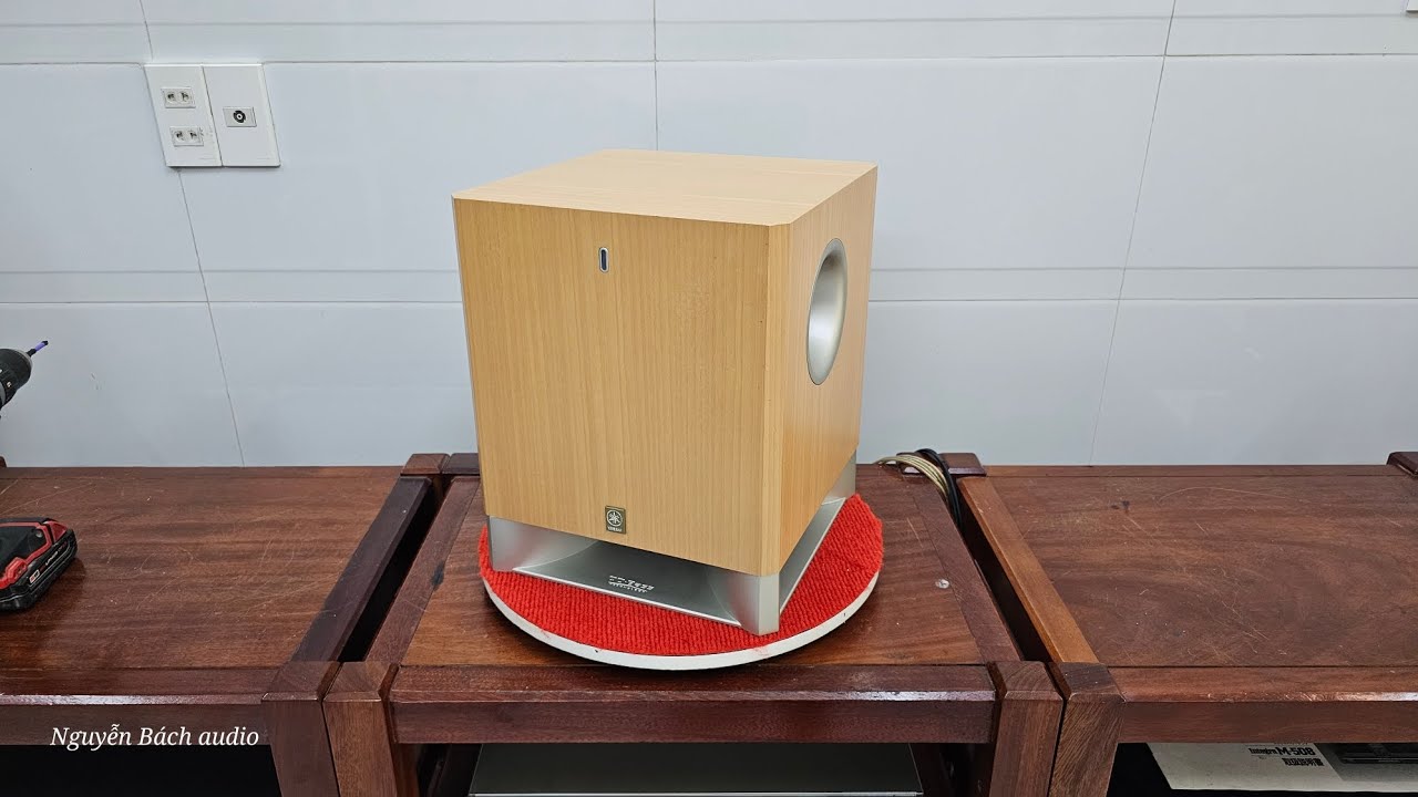 Yamaha SW-225 - 20cm downward-facing subwoofer for spaces of ~20m²
