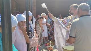 На Яблучний спас у Свято-Михайлівській церкві в Гадячі зібралися гадячани, щоб освятити кошики.