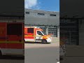 1-RTW-3 der HFuRW Mülheim an der Ruhr auf Einsatzfahrt