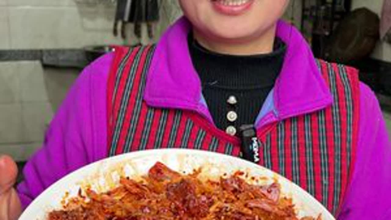 麻辣手撕兔，吃起来干香入味，发货到手一整只，喜欢吃手撕兔的姐妹们，来我视频左下角小黄车看看。#容姐和龙二的乡村生活