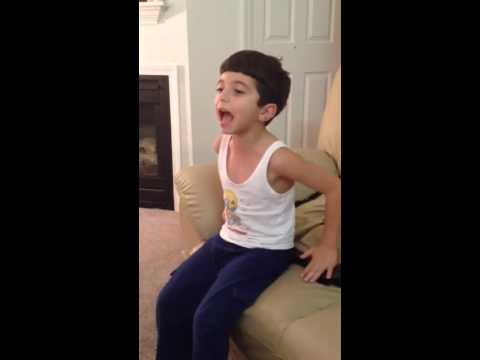 طفل في امريكا يقلد معلمة التجويد رائع