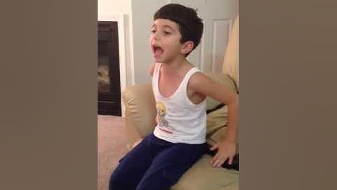 طفل في امريكا  يقلد معلمة التجويد رائع
