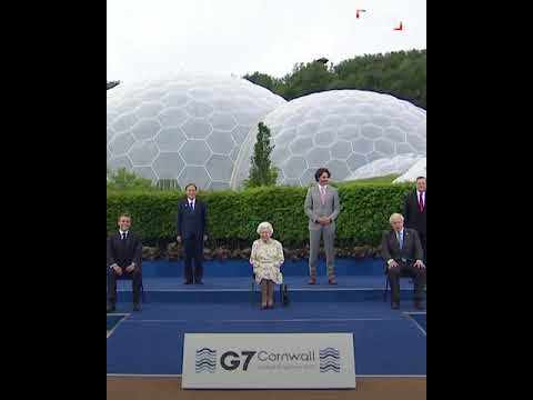 هل من المفترض أن نبدو مستمتعين الملكة تمازح القادة