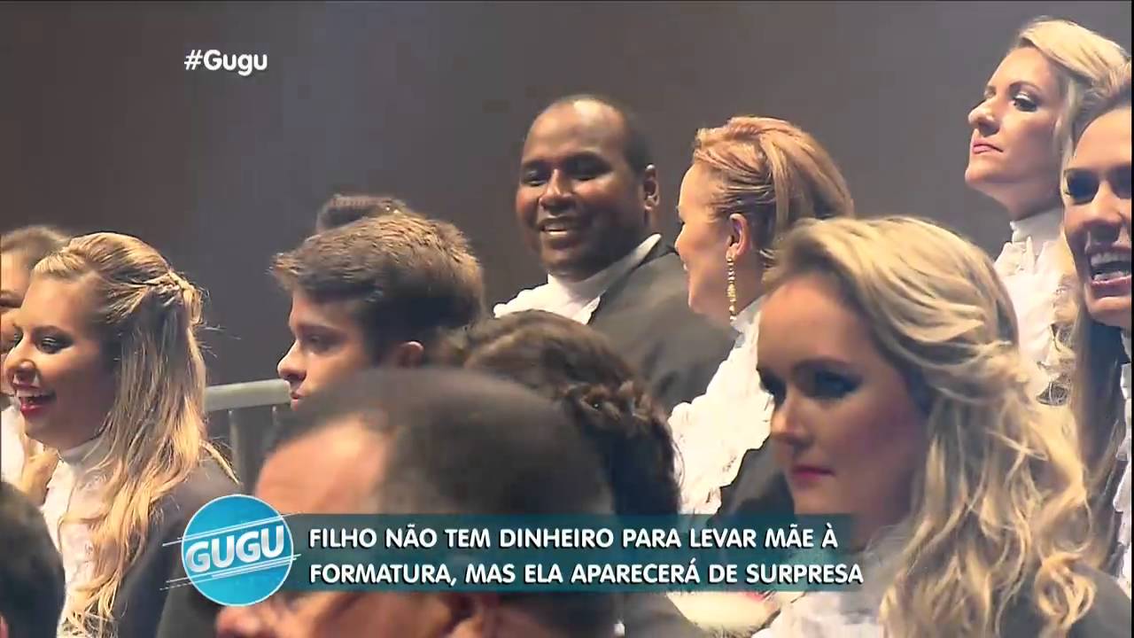 Mãe aparece de surpresa na formatura do filho