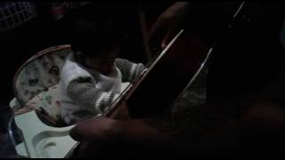 Niña. Tocando la gitara con su papa
